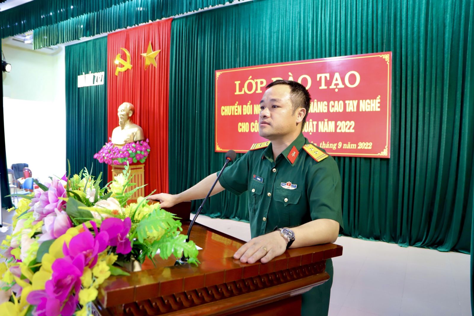 Đồng chí Trung tá Lê Quốc Văn - Giám đốc Nhà máy Z127 phát biểu tại buổi khai giảng